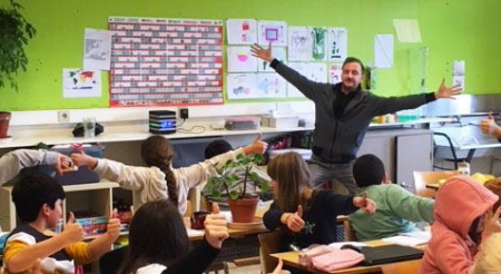 Leerlingen van het Xaverius college zitten in de klas. Vooraan staat een sensorbox.