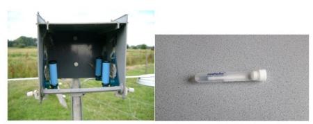 Passieve samplers voor ammoniak in een behuizing (links), staafje met zure coating in een vervoercontainertje (rechts).