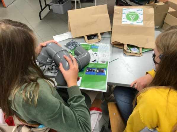 Les élèves du collège Xaverius ont eux-mêmes assemblé un capteur de poussière fine. © Collège Xavier