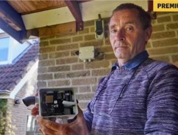 Man houdt sensor vast