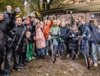 Leerlingen van de school de Krekel metingen de luchtkwaliteit met een SODAQ-sensor @stad Gent
