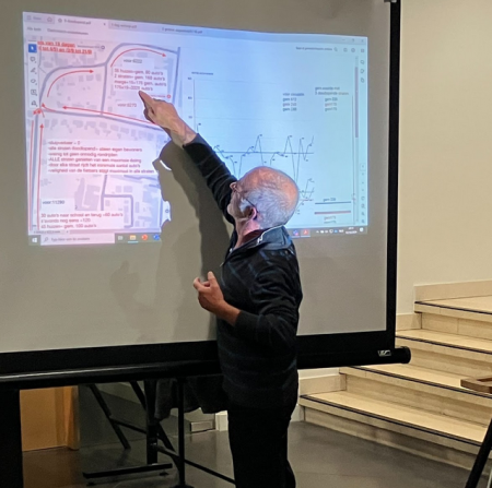Data café in Sint-Niklaas where a citizen presents his own analysis of the data